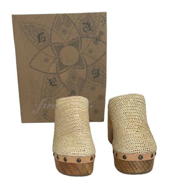 Free People Claudia Crocheted Tan Clogs Raffia Platform SZ 38/7.5/8 Boho Mules - Picture 7 of 13